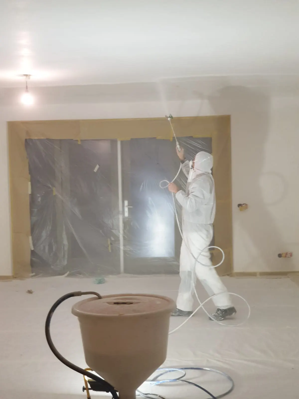 Latexspuiten — vakman spuit egale latex op wanden en plafond